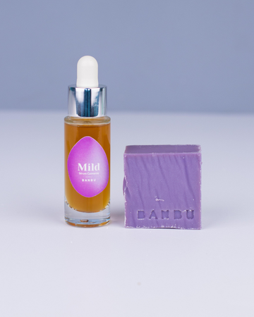 pack facial básico para pieles sensibles contiene sérum y mousse limpiadora sólida. 