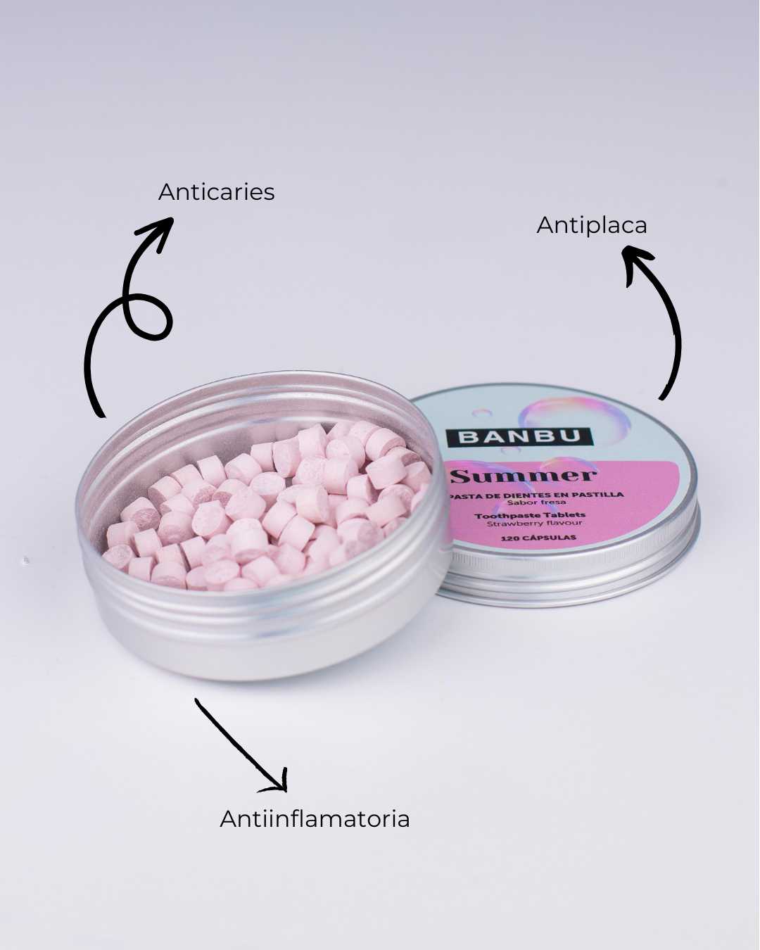 Lata de dentífrico en pastillas con fresas naturales al fondo, destacando sus propiedades: pasta de dientes anticaries y antiplaca, protege el esmalte y libre de plásticos.