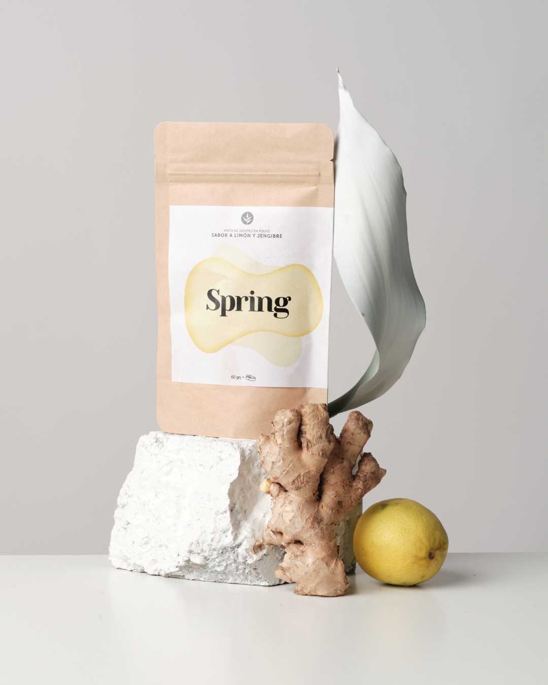 Bolsa de refill de pasta de dientes en polvo Spring de Banbu sabor limón y jengibre sobre un bloque blanco