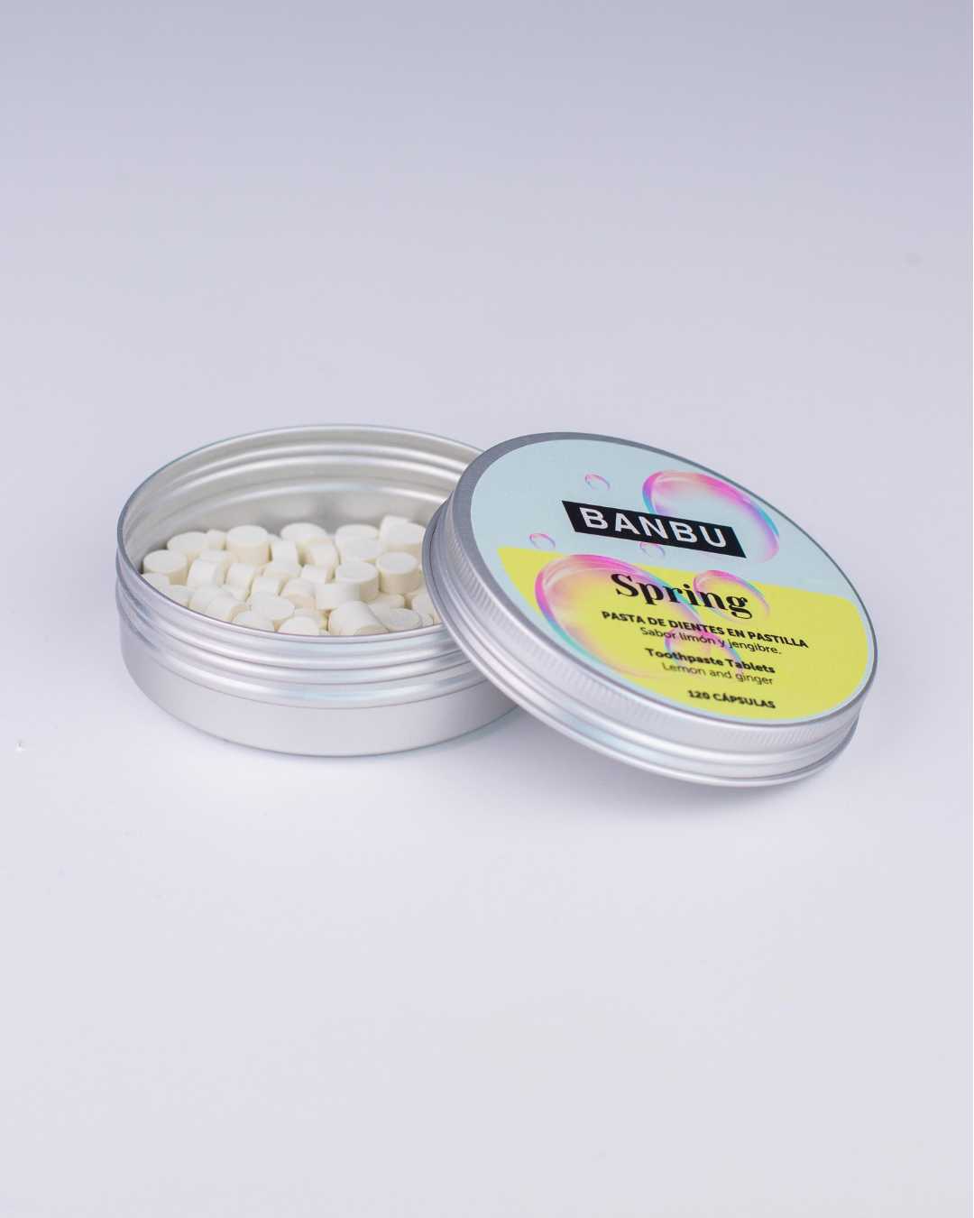 Envase de aluminio abierto mostrando las pastillas de dientes sin flúor Spring de Banbu, una alternativa zero waste que previene el sangrado y refresca el aliento.