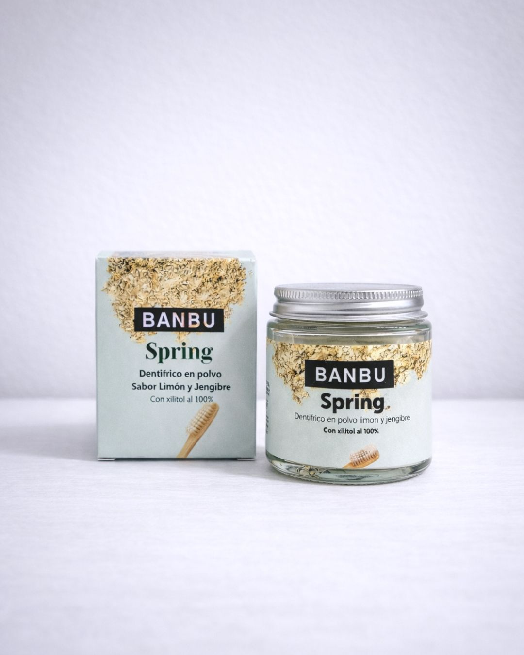 Envase reutilizable de 60 ml cerrado de la pasta de dientes natural Spring de Banbu con principios activos prebióticos que protegen las encías y previenen la caries.