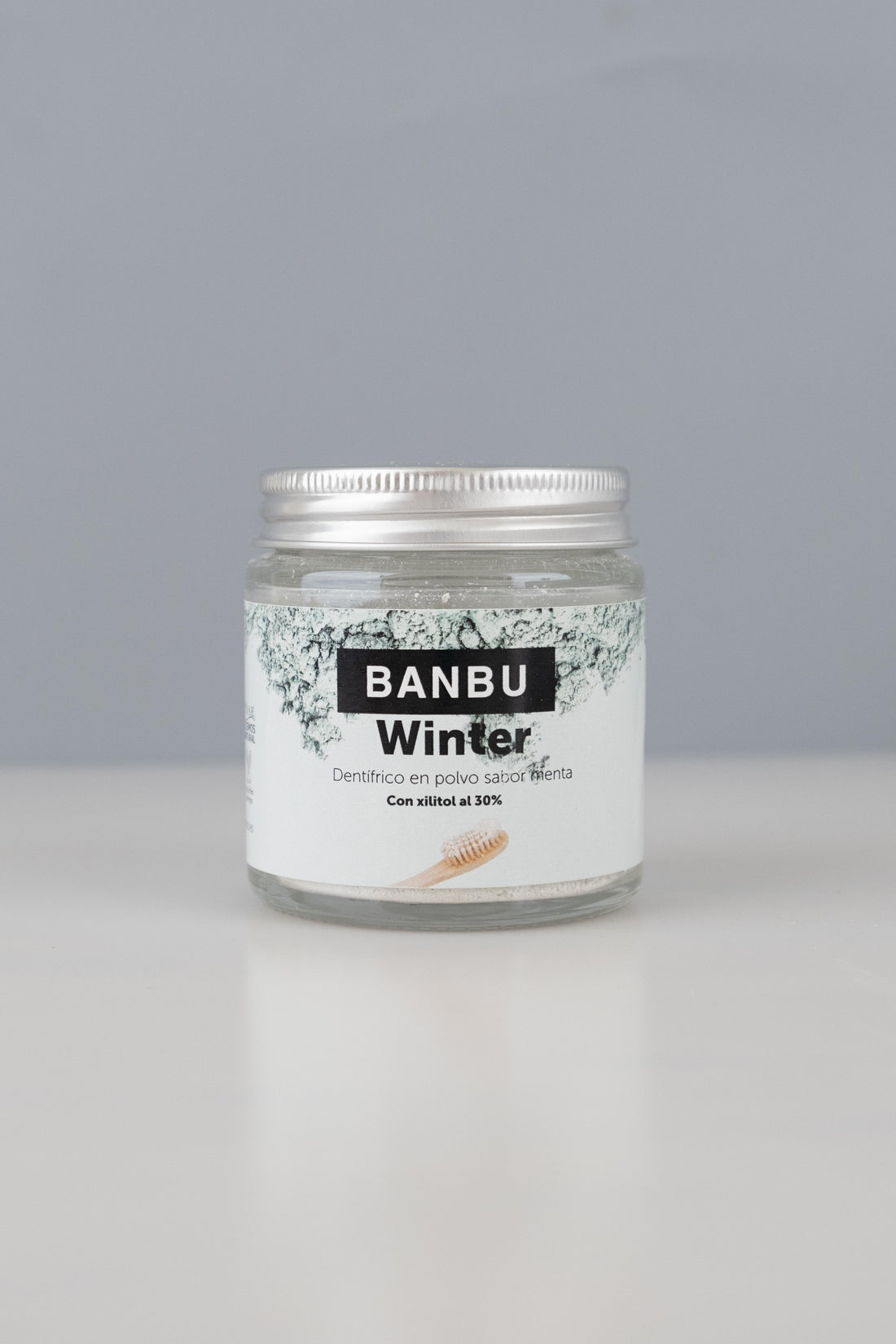pasta de dientes ecológica winter en tarro de cristal para facilitar su transporte.