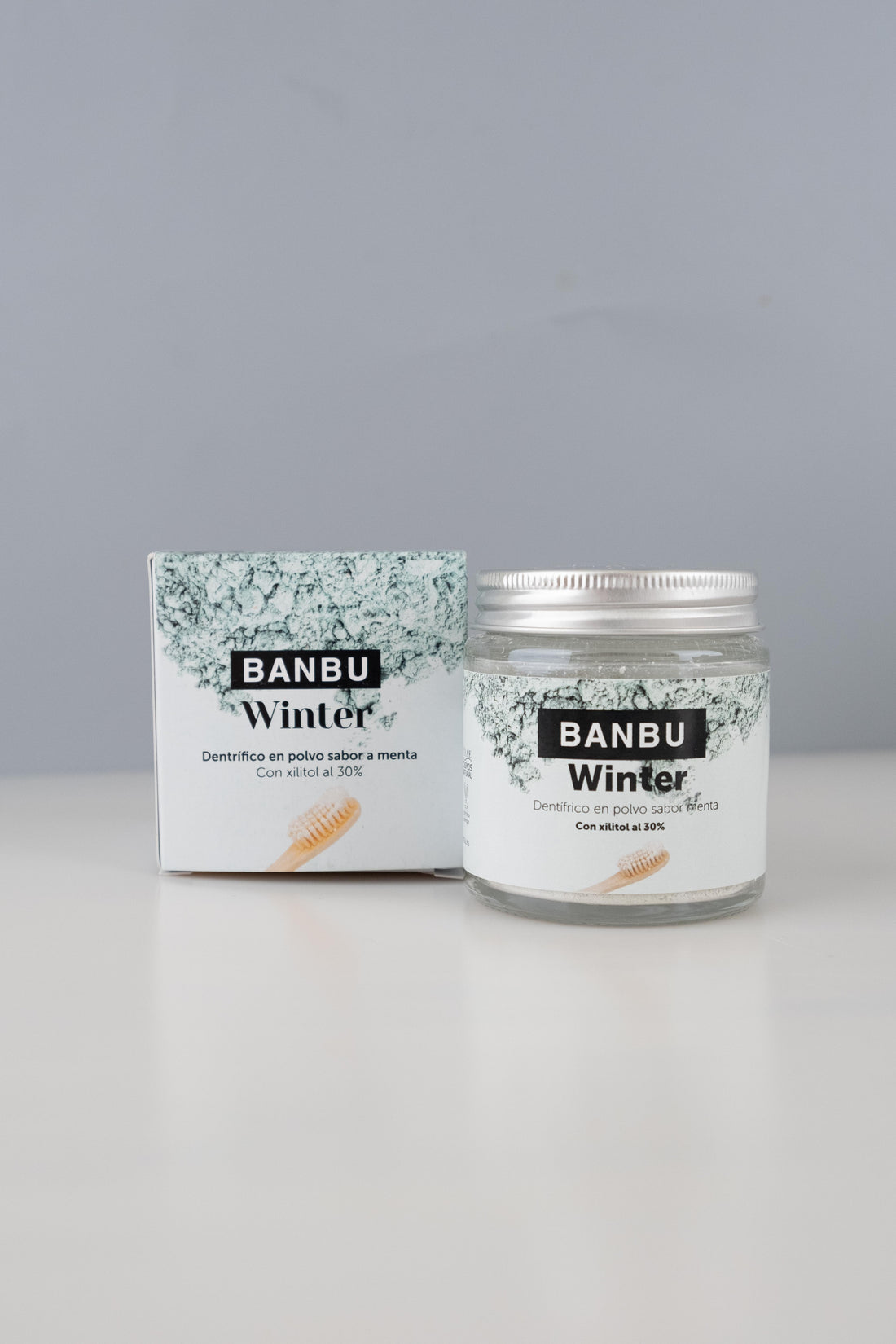 pasta de dientes ecológica winter en tarro de cristal para facilitar su transporte.