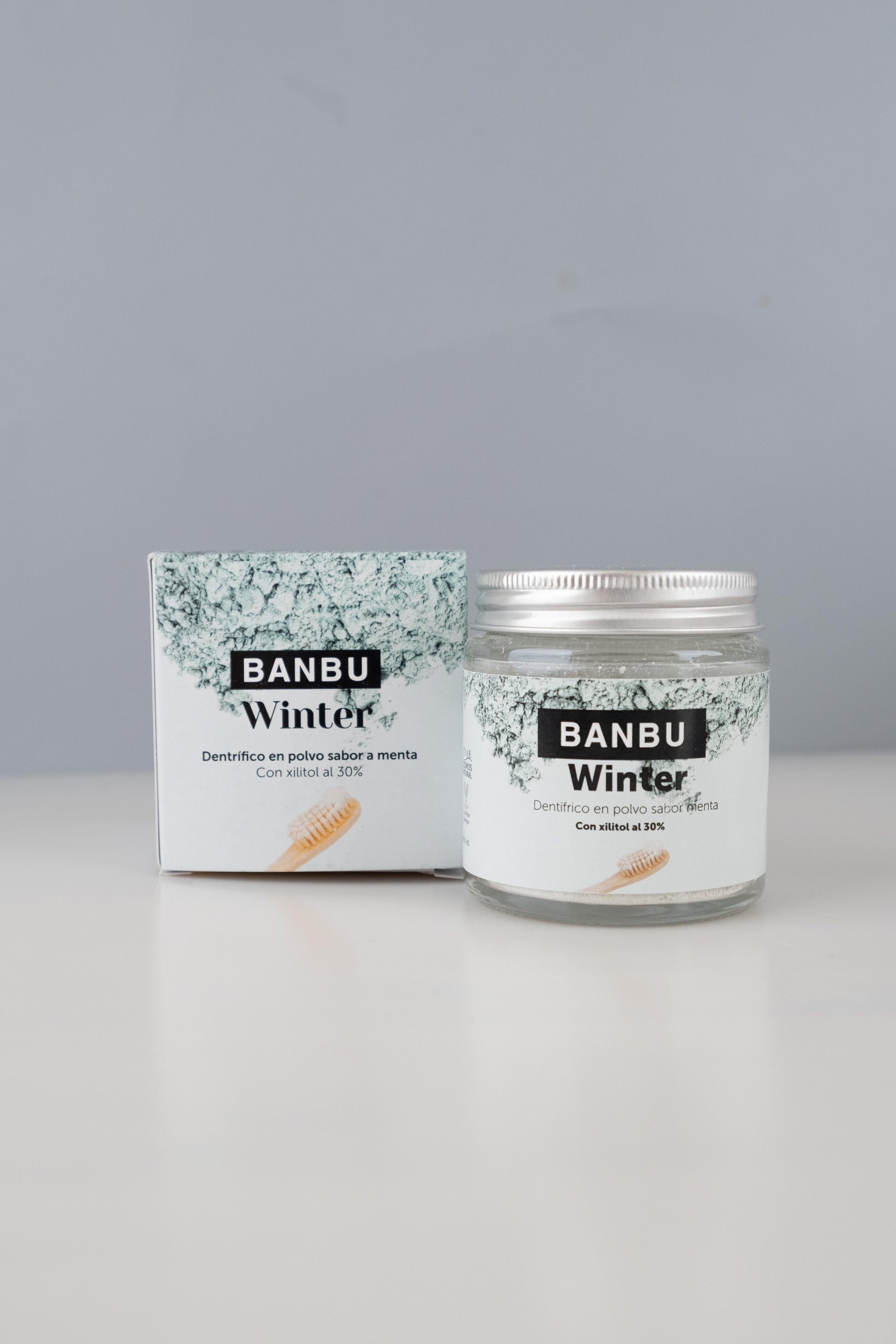 pasta de dientes ecológica winter en tarro de cristal para facilitar su transporte.