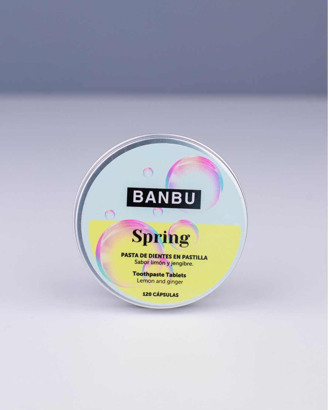 Envase de aluminio abierto mostrando las pastillas de dientes sin flúor Spring de Banbu, una alternativa zero waste que previene el sangrado y refresca el aliento.