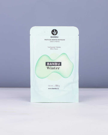 Frente del envase compostable de 120 ml de la recarga para pasta de dientes en pastillas Banbu Winter sabor menta.
