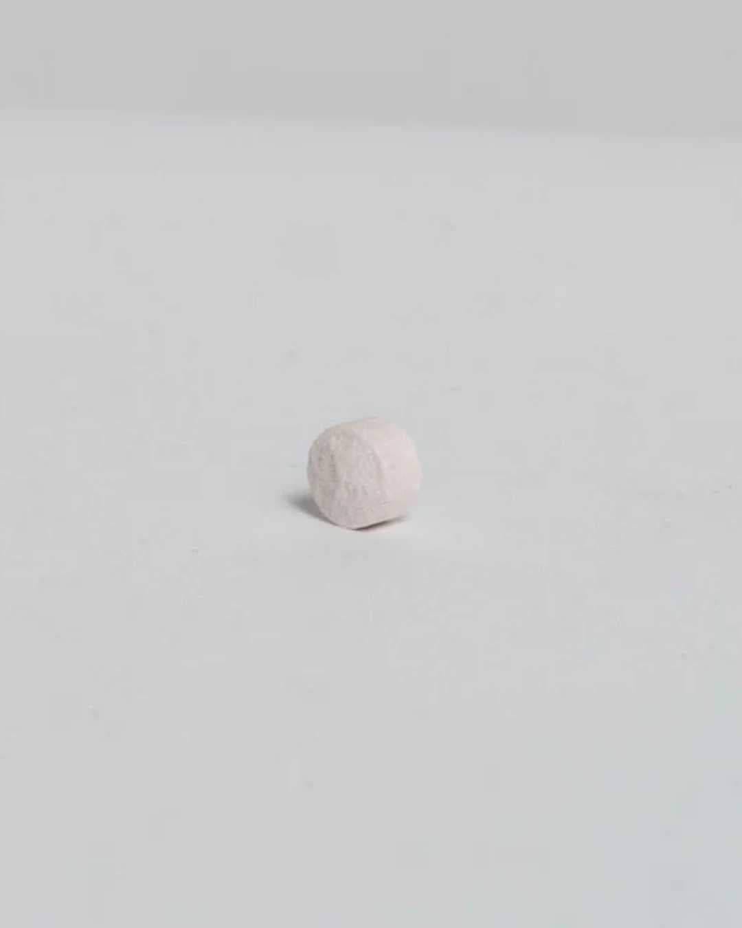 Formato recarga de pasta de dientes sin flúor en pastillas sabor fresa de BANBU. En envase reciclable y biodegradable con 240 pastillas naturales para rellenar la lata original.
