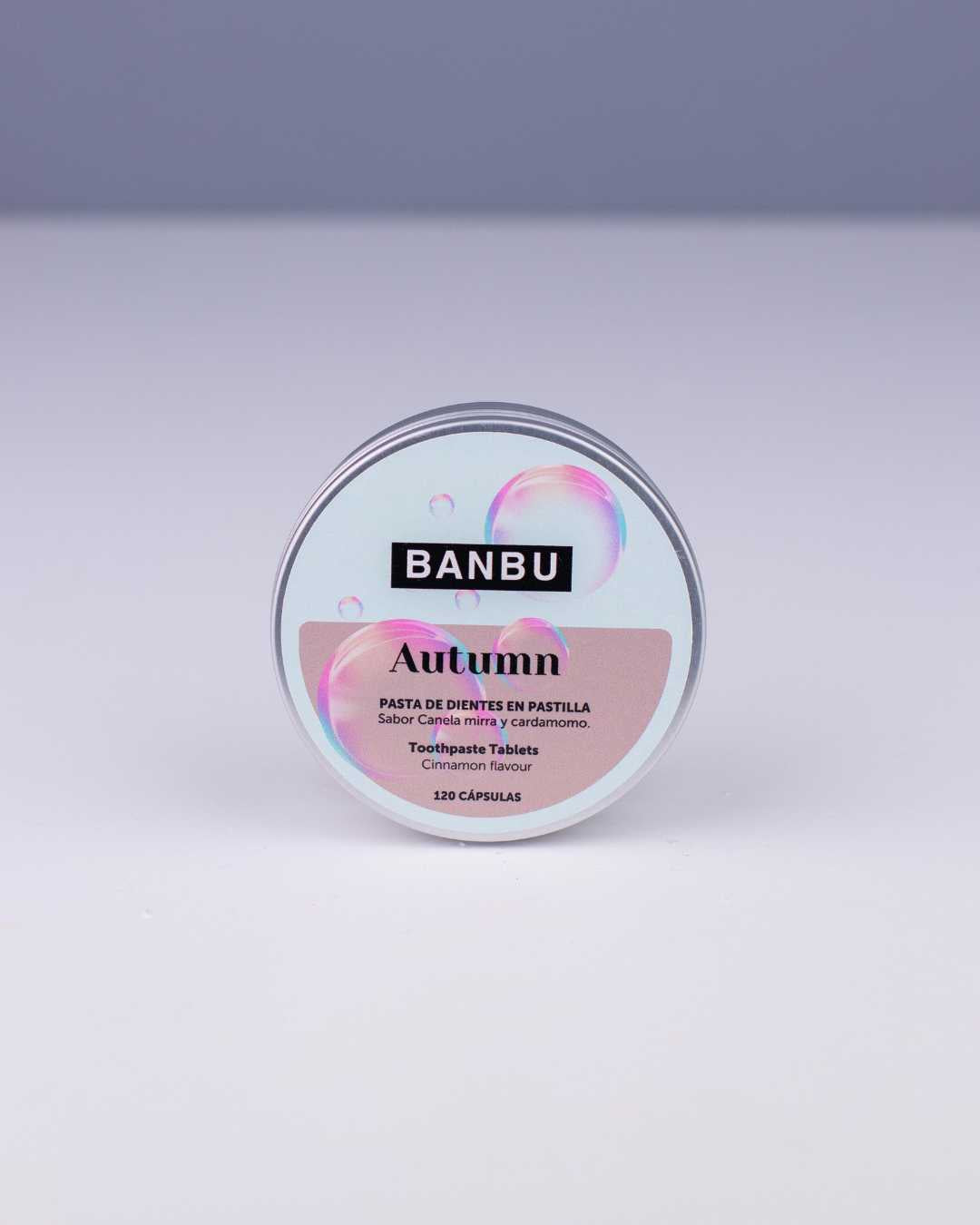 Lata de aluminio cerrada de la pasta de dientes natural en pastilla Autumn de Banbu, sabor canela, mirra y cardamomo. Envase sostenible que contiene 120 cápsulas anticaries.