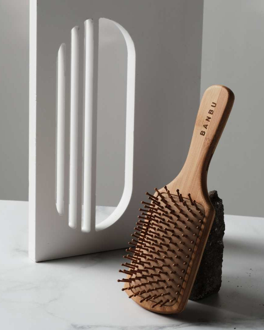 Cepillo de madera de bambú para el cabello para desenredar el pelo y evitar los nudos. 