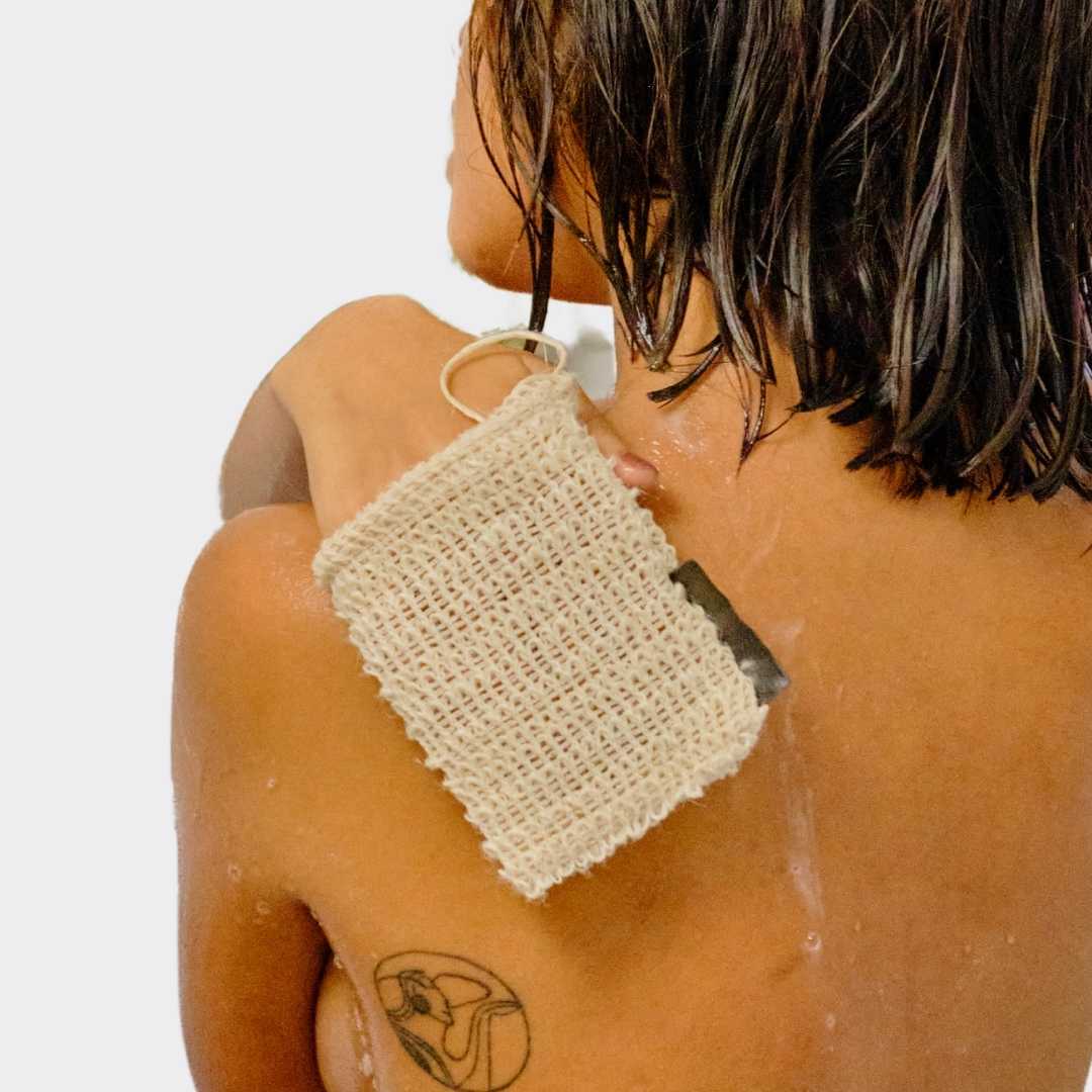 Accesorio de exfoliación corporal. Es un saco pequeño en el que introducimos o la mano o el jabón para poder exfoliar el cuerpo mientras te duchas. 