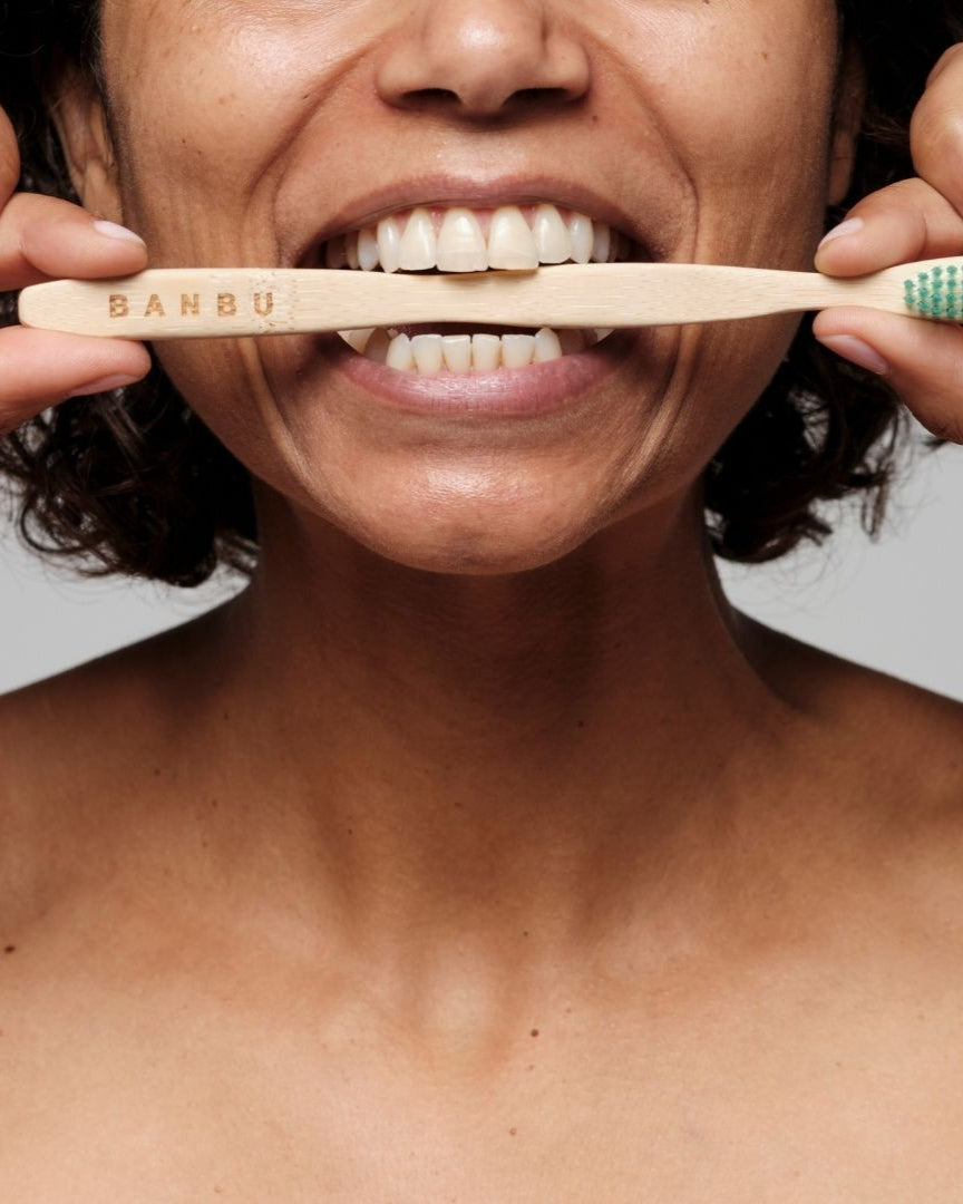 Cepillo de dientes suave de bambú para encías sensibles y cuidado diario