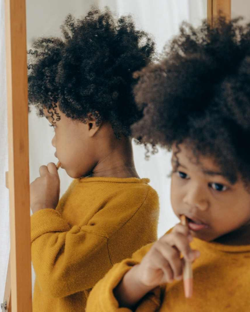 El cepillo de dientes infantil de cerdas suaves, es perfecto para iniciar a los más pequeños en su ritual de cepillado. Su mango está adaptado para un agarre más ergonómico, sus cerdas son más suaves y cuentan con las puntas redondeadas para cuidar con mayor delicadeza las encías.&nbsp; Está elaborado en materiales sostenibles; las cerdas son de nylon 6 libre de BPA y el mango es de madera de bambú moso. 